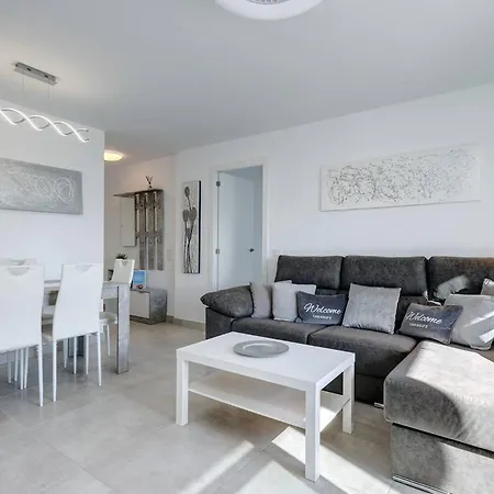 Apartman 019 Stylish 3 Bed Ibensa Square Apt, Near & Bars Benalmádena