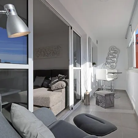 019 Stylish 3 Bed Ibensa Square Apt, Near & Bars