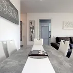 019 Stylish 3 Bed Ibensa Square Apt, Near & Bars בנאלמדנה