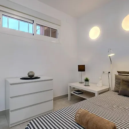 019 Stylish 3 Bed Ibensa Square Apt, Near & Bars