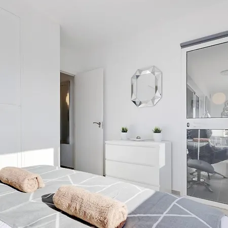 דירה 019 Stylish 3 Bed Ibensa Square Apt, Near & Bars בנאלמדנה
