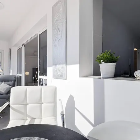 019 Stylish 3 Bed Ibensa Square Apt, Near & Bars *